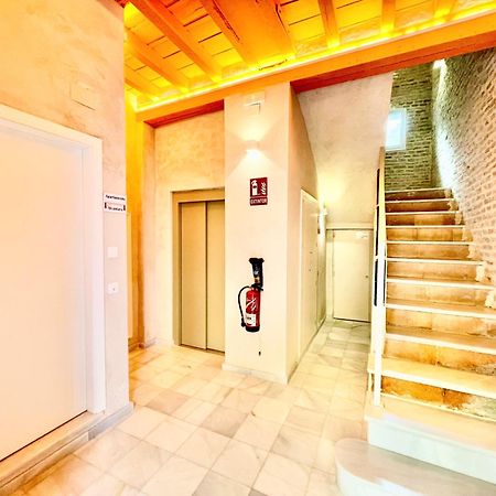 セビリアClick Triana - Patio Privadoアパートメント エクステリア 写真